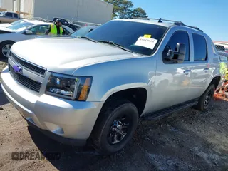 2011 Chevrolet Avalanche LS with VIN 3GNMCEE01BG393771, listed as a IAAI auction lot 41612025 with 199,994 mi miles. Bid and sale history available at carsss.com. Image 2.