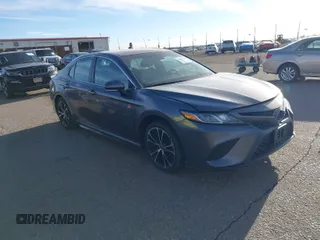 2020 Toyota Camry SE z VIN 4T1G11BK8LU008226, wystawiony jako IAAI lot #41793521 z przebiegiem 47 921 mil mil oraz . Historia ofert i sprzedaży dostępna na DreamBid. Obrazek 1.