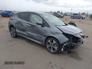 2022 Nissan LEAF SV z VIN 1N4AZ1CV5NC555609, wystawiony jako IAAI lot #41778665 z przebiegiem 28 586 mil mil oraz . Historia ofert i sprzedaży dostępna na DreamBid. Obrazek 1.