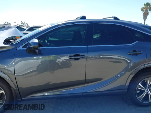2024 Lexus RX 350h z VIN 2T2BBMCA3RC042093, wystawiony jako IAAI lot #42703983 z przebiegiem 24 179 mil mil oraz . Historia ofert i sprzedaży dostępna na DreamBid. Obrazek 15.