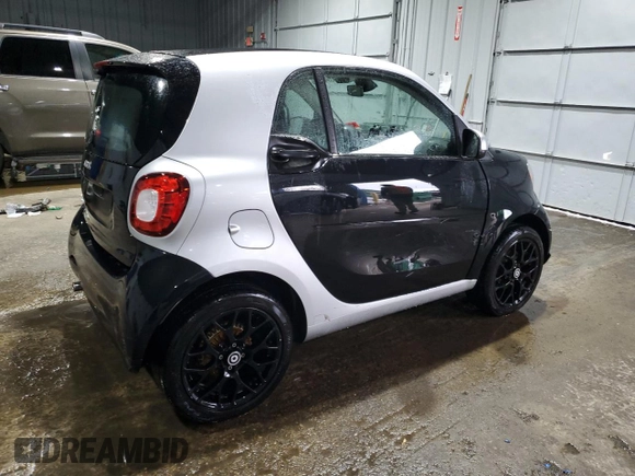 2016 Smart fortwo Passion z VIN WMEFJ5DA9GK067011, wystawiony jako Copart lot #46152325 z przebiegiem 61 195 mil mil oraz Szkody całkowita. Historia ofert i sprzedaży dostępna na DreamBid. Obrazek 3.
