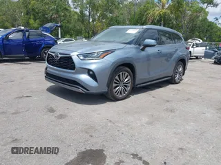 2022 Toyota Highlander Platinum z VIN 5TDFZRBHXNS175366, wystawiony jako IAAI lot #42149787 z przebiegiem 32 235 mil mil oraz . Historia ofert i sprzedaży dostępna na DreamBid. Obrazek 2.
