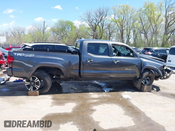 2018 Toyota Tacoma SR5 z VIN 3TMDZ5BN0JM051283, wystawiony jako IAAI lot #42008928 z przebiegiem 106 155 mil mil oraz . Historia ofert i sprzedaży dostępna na DreamBid. Obrazek 14.