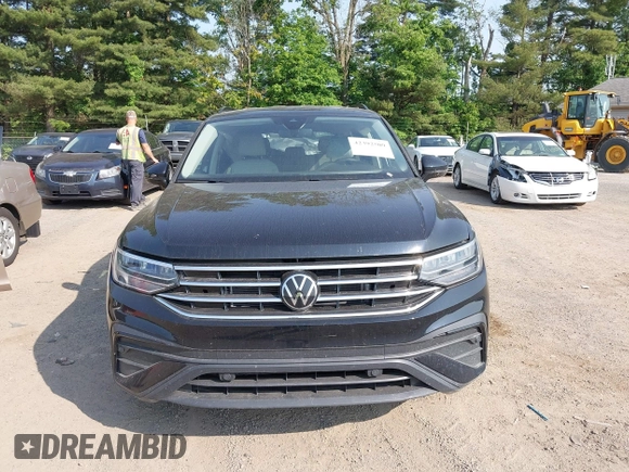 2024 Volkswagen Tiguan S с VIN 3VVFB7AX0RM048747, выставлен на аукционе IAAI как лот 42392509 с пробегом 9 130 миль миль и . История ставок и продаж доступна на DreamBid. Изображение 12.