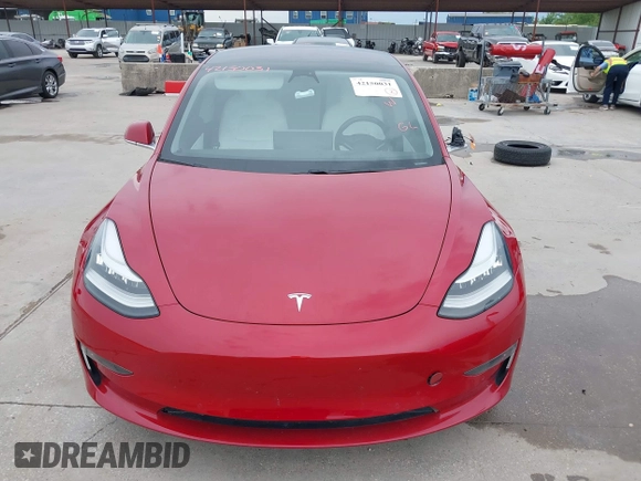 2018 Tesla Model 3 Long Range Battery z VIN 5YJ3E1EB8JF096249, wystawiony jako IAAI lot #42150031 z przebiegiem 70 981 mil mil oraz . Historia ofert i sprzedaży dostępna na DreamBid. Obrazek 12.