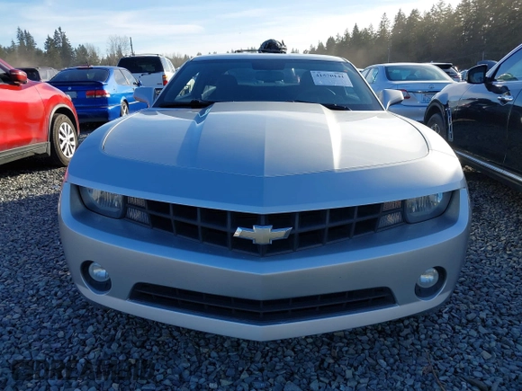 2011 Chevrolet Camaro 2LS z VIN 2G1FA1ED4B9117977, wystawiony jako IAAI lot #41570141 z przebiegiem 159 269 mil mil oraz . Historia ofert i sprzedaży dostępna na DreamBid. Obrazek 12.