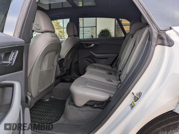 2019 Audi Q8 Premium z VIN WA1AVAF15KD025669, wystawiony jako Copart lot #44674885 z przebiegiem 48 524 mil mil oraz Czysty tytuł • Clean title. Historia ofert i sprzedaży dostępna na DreamBid. Obrazek 6.