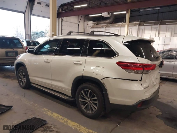 2017 Toyota Highlander XLE with VIN 5TDJZRFH8HS457014, listed as a IAAI auction lot 41361567 with 38,085 mi miles. Bid and sale history available at carsss.com. Image 3.