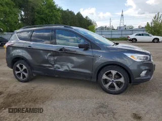 2017 Ford Escape SE z VIN 1FMCU0GD5HUA67154, wystawiony jako Copart lot #58474105 z przebiegiem 129 896 mil mil oraz Czysty tytuł • Clean title. Historia ofert i sprzedaży dostępna na DreamBid. Obrazek 4.