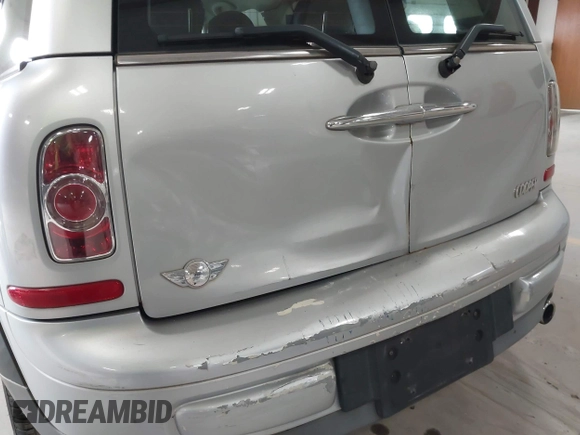 2011 MINI Clubman z VIN WMWZF3C56BT188312, wystawiony jako IAAI lot #41980882 z przebiegiem 143 669 mil mil oraz . Historia ofert i sprzedaży dostępna na DreamBid. Obrazek 16.