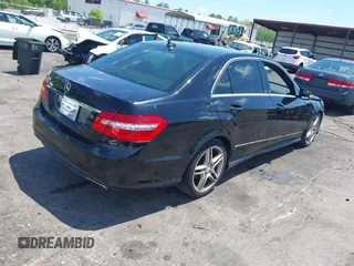 2011 Mercedes-Benz E-Class E 350 Luxury with VIN WDDHF5GB1BA462074, listed as a IAAI auction lot 42017000 with 170,658 mi miles. Bid and sale history available at carsss.com. Image 4.
