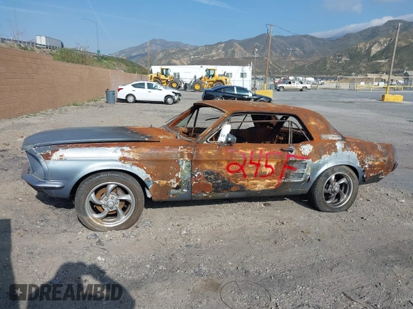1967 Ford Mustang z VIN 0000007R01C215879, wystawiony jako IAAI lot #41377825 z przebiegiem Nie podano mil oraz . Historia ofert i sprzedaży dostępna na DreamBid. Obrazek 6.