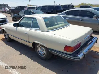 1981 Mercedes-Benz 380 380SL with VIN WDBBA45A0BB004442, listed as a IAAI auction lot 42124354 with 177,453 mi miles. Bid and sale history available at carsss.com. Image 3.