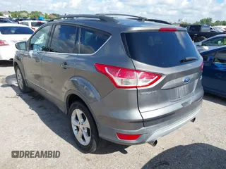 2013 Ford Escape SE z VIN 1FMCU0GX7DUD19135, wystawiony jako IAAI lot #42610613 z przebiegiem 181 535 mil mil oraz . Historia ofert i sprzedaży dostępna na DreamBid. Obrazek 3.