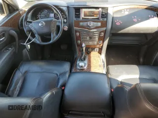 2018 Nissan Armada SL z VIN JN8AY2NC8JX500366, wystawiony jako Copart lot #52125215 z przebiegiem 132 818 mil mil oraz Szkoda całkowita • Salvage title. Historia ofert i sprzedaży dostępna na DreamBid. Obrazek 8.