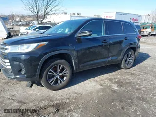 2018 Toyota Highlander LE with VIN 5TDBZRFHXJS825574, listed as a IAAI auction lot 41602075 with 87,954 mi miles. Bid and sale history available at carsss.com. Image 2.