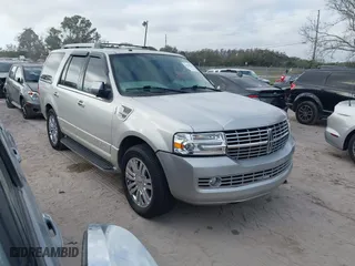 2007 Lincoln Navigator with VIN 5LMFU28557LJ21232, listed as a IAAI auction lot 41521036 with 124,374 mi miles. Bid and sale history available at carsss.com. Image 1.