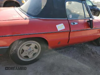 1984 Alfa Romeo Spider Veloce z VIN ZARBA5414E1020264, wystawiony jako Copart lot #75438954 z przebiegiem Nie podano mil oraz Nie do naprawy • Non repairable. Historia ofert i sprzedaży dostępna na DreamBid. Obrazek 12.