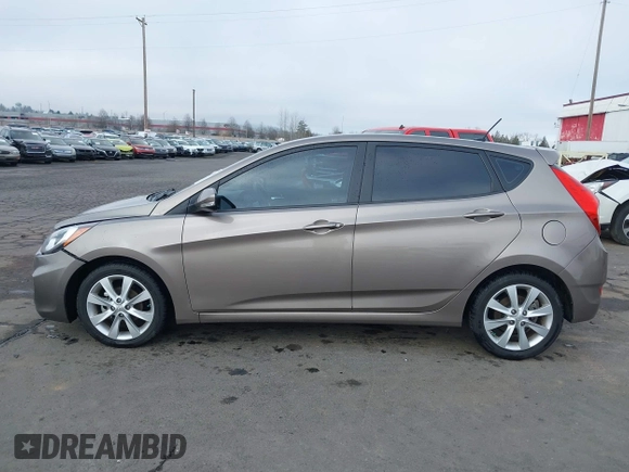 2013 Hyundai Accent SE z VIN KMHCU5AE1DU079830, wystawiony jako IAAI lot #41529695 z przebiegiem 105 637 mil mil oraz . Historia ofert i sprzedaży dostępna na DreamBid. Obrazek 14.