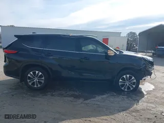 2022 Toyota Highlander XLE with VIN 5TDHZRBH2NS257729, listed as a IAAI auction lot 41580650 with 63,394 mi miles. Bid and sale history available at carsss.com. Image 14.