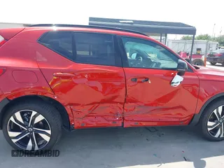 2025 Volvo XC40 Ultimate Dark Theme z VIN YV4L12UM3S2529546, wystawiony jako IAAI lot #42270947 z przebiegiem 787 mil mil oraz . Historia ofert i sprzedaży dostępna na DreamBid. Obrazek 6.