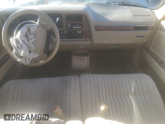 1992 Chrysler New Yorker z VIN 1C3XC66R8ND780848, wystawiony jako Copart lot #46454745 z przebiegiem 138 439 mil mil oraz Szkody całkowita. Historia ofert i sprzedaży dostępna na DreamBid. Obrazek 8.
