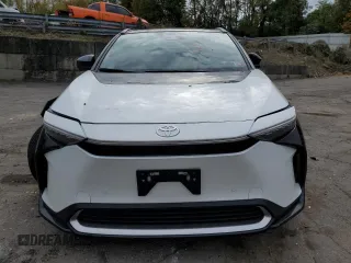 2023 Subaru Solterra Premium z VIN JTMABABA3PA004915, wystawiony jako Copart lot #72092213 z przebiegiem 7564 mil mil oraz . Historia ofert i sprzedaży dostępna na DreamBid. Obrazek 5.