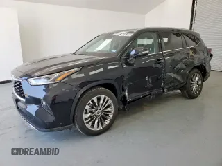 2025 Toyota Highlander Hybrid Platinum z VIN 5TDEBRCH6SS654104, wystawiony jako Copart lot #58361255 z przebiegiem 3 576 mil mil oraz Czysty tytuł • Clean title. Historia ofert i sprzedaży dostępna na DreamBid. Obrazek 1.