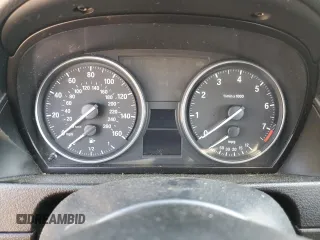 2014 BMW X1 xDrive28i z VIN WBAVL1C5XEVY13900, wystawiony jako Copart lot #56472225 z przebiegiem Nie podano mil oraz Szkoda całkowita • Salvage title. Historia ofert i sprzedaży dostępna na DreamBid. Obrazek 9.