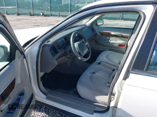 1999 Mercury Grand Marquis GS z VIN 2MEFM74W0XX686623, wystawiony jako IAAI lot #41828993 z przebiegiem 245 171 mil mil oraz . Historia ofert i sprzedaży dostępna na DreamBid. Obrazek 5.