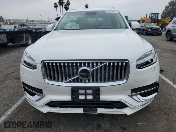2023 Volvo XC90 Plus z VIN YV4H600N6P1975522, wystawiony jako Copart lot #57581404 z przebiegiem 6 683 mil mil oraz Szkoda całkowita • Salvage title. Historia ofert i sprzedaży dostępna na DreamBid. Obrazek 5.