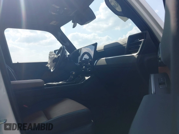 2024 Lexus GX 550 Luxury z VIN JTJVBCDX3R5013010, wystawiony jako IAAI lot #42298207 z przebiegiem 3 589 mil mil oraz . Historia ofert i sprzedaży dostępna na DreamBid. Obrazek 5.