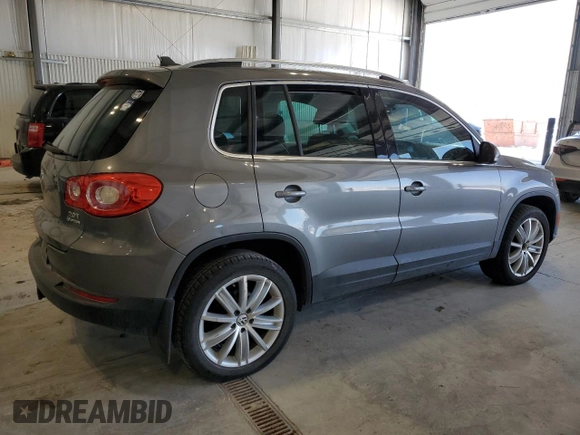 2011 Volkswagen Tiguan SEL z VIN WVGBV7AXXBW559663, wystawiony jako Copart lot #52307905 z przebiegiem 125 263 mil mil oraz Szkoda całkowita • Salvage title. Historia ofert i sprzedaży dostępna na DreamBid. Obrazek 3.