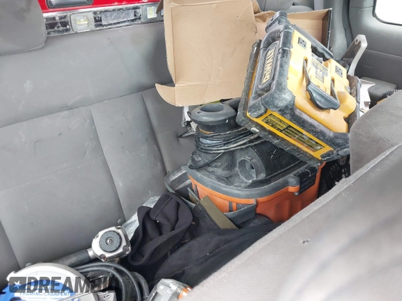 2006 Ford F-150 XL z VIN 1FTVX12576NB01788, wystawiony jako IAAI lot #42078335 z przebiegiem Nie podano mil oraz . Historia ofert i sprzedaży dostępna na DreamBid. Obrazek 8.
