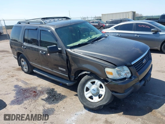 2006 Ford Explorer XLS z VIN 1FMEU62E86UA19804, wystawiony jako IAAI lot #42103063 z przebiegiem 150 466 mil mil oraz . Historia ofert i sprzedaży dostępna na DreamBid. Obrazek 1.