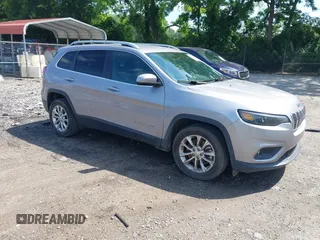 2019 Jeep Cherokee Latitude z VIN 1C4PJLCB6KD220278, wystawiony jako IAAI lot #42475610 z przebiegiem 85 147 mil mil oraz . Historia ofert i sprzedaży dostępna na DreamBid. Obrazek 1.