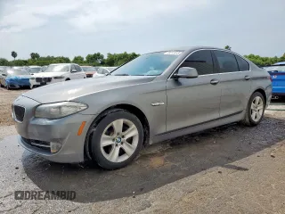 2011 BMW 5 Series 528i z VIN WBAFR1C5XBC748038, wystawiony jako Copart lot #59212815 z przebiegiem 214 915 mil mil oraz Czysty tytuł • Clean title. Historia ofert i sprzedaży dostępna na DreamBid. Obrazek 1.