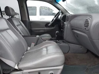 2005 Chevrolet TrailBlazer LT with VIN 1GNDT13S252382322, listed as a IAAI auction lot 41383480 with 220,266 mi miles. Bid and sale history available at carsss.com. Image 5.