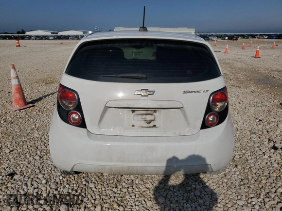 2016 Chevrolet Sonic LT z VIN 1G1JC6SH7G4125154, wystawiony jako Copart lot #55596195 z przebiegiem 107 384 mil mil oraz Czysty tytuł • Clean title. Historia ofert i sprzedaży dostępna na DreamBid. Obrazek 6.