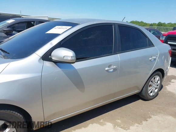 2010 Kia Forte EX z VIN KNAFU4A2XA5838916, wystawiony jako IAAI lot #42380123 z przebiegiem 153 033 mil mil oraz . Historia ofert i sprzedaży dostępna na DreamBid. Obrazek 14.
