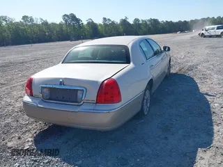 2006 Lincoln Town Car Signature z VIN 1LNHM81V36Y647420, wystawiony jako IAAI lot #42052750 z przebiegiem 251 115 mil mil oraz . Historia ofert i sprzedaży dostępna na DreamBid. Obrazek 4.