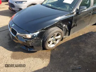 2013 BMW 3 Series 320i xDrive z VIN WBA3C3C53DF979221, wystawiony jako IAAI lot #42577544 z przebiegiem 97 135 mil mil oraz . Historia ofert i sprzedaży dostępna na DreamBid. Obrazek 6.
