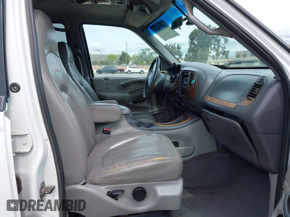 1999 Ford Expedition XLT z VIN 1FMPU18L0XLA32023, wystawiony jako IAAI lot #41976697 z przebiegiem Nie podano mil oraz . Historia ofert i sprzedaży dostępna na DreamBid. Obrazek 5.