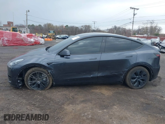 2024 Tesla Model Y Long Range z VIN 7SAYGDEE1RA323921, wystawiony jako IAAI lot #42027195 z przebiegiem 13 774 mil mil oraz . Historia ofert i sprzedaży dostępna na DreamBid. Obrazek 19.
