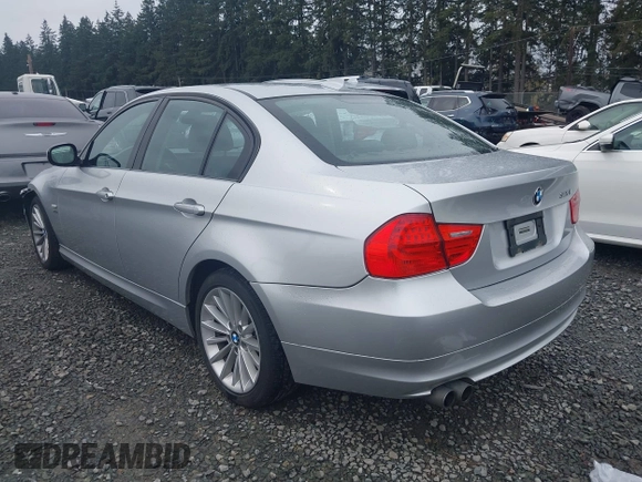 2011 BMW 3 Series 328i xDrive z VIN WBAPK5G50BNN26400, wystawiony jako IAAI lot #41885509 z przebiegiem 190 962 mil mil oraz . Historia ofert i sprzedaży dostępna na DreamBid. Obrazek 3.