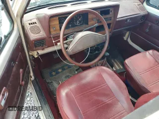 1983 Volkswagen Rabbit z VIN 1V1KG0170DV038002, wystawiony jako Copart lot #79815264 z przebiegiem 147 480 mil mil oraz Szkody całkowita. Historia ofert i sprzedaży dostępna na DreamBid. Obrazek 8.
