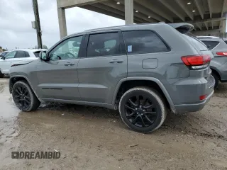 2020 Jeep Grand Cherokee Altitude z VIN 1C4RJFAG5LC386081, wystawiony jako Copart lot #76549193 z przebiegiem 54 147 mil mil oraz Szkoda całkowita • Salvage title. Historia ofert i sprzedaży dostępna na DreamBid. Obrazek 2.