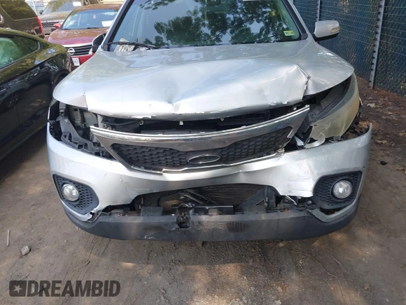 2011 Kia Sorento EX z VIN 5XYKUDA24BG173649, wystawiony jako IAAI lot #42413296 z przebiegiem 210 803 mil mil oraz . Historia ofert i sprzedaży dostępna na DreamBid. Obrazek 6.