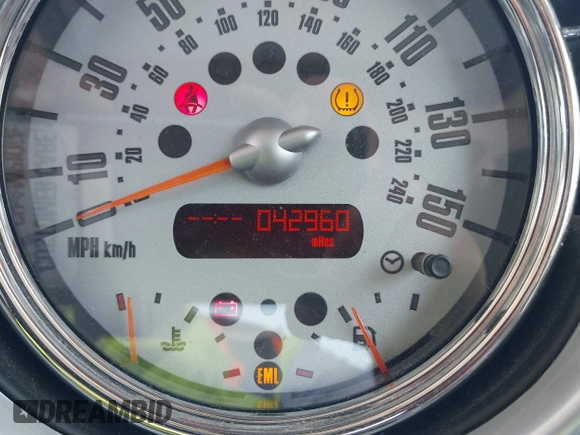 2006 MINI Hardtop с VIN WMWRC33576TK65655, выставлен на аукционе IAAI как лот 42453780 с пробегом 42 960 миль миль и . История ставок и продаж доступна на DreamBid. Изображение 7.