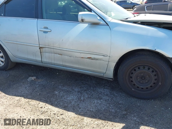 2005 Toyota Camry STD z VIN 4T1BE32K65U994854, wystawiony jako IAAI lot #42137074 z przebiegiem 104 051 mil mil oraz . Historia ofert i sprzedaży dostępna na DreamBid. Obrazek 13.